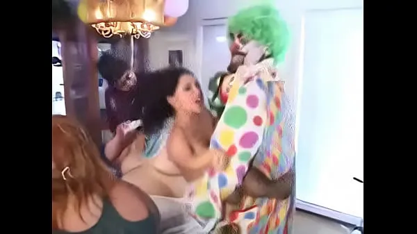 HD The clown, the midget, and the big b. - More Videosnovi filmi