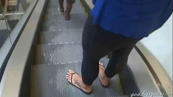 HD Goddess Grazi perfect feet in flip flops 새 영화