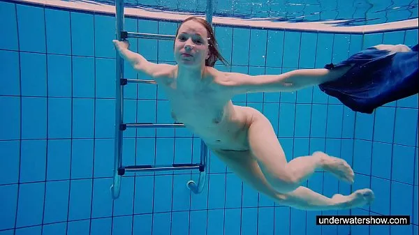 A Avenna está nadando na piscina novos filmes em HD