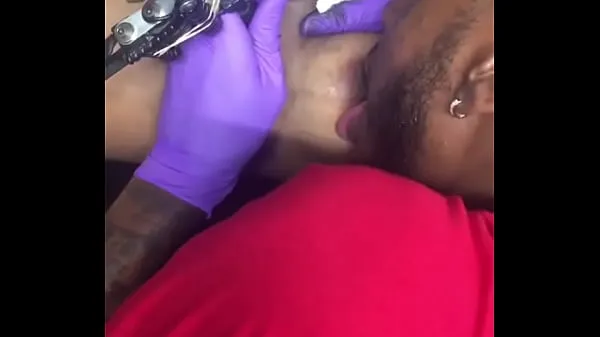 HD Capezzoli del client cornea tatuaggi multitasking che succhiano il clientenuovi film