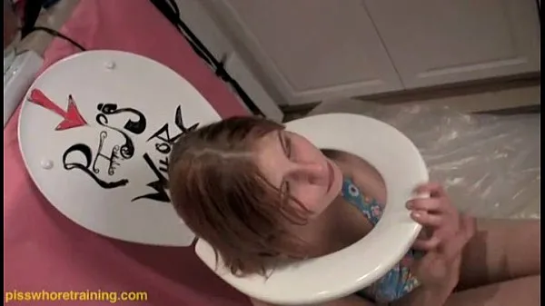 HD Teen piss whore Dahlia licks the toilet seat clean 新作映画