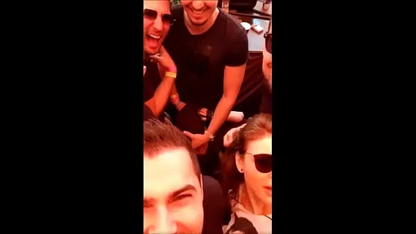 HD Disfarçando o Boquete no Meio da Festa Grupo de Amigos se Juntaram Pra Tirar Uma Selfie Enquanto a Safada Caia de Boca – Amadores VIDEO COMPLETO Phim mới