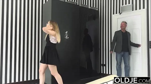 Beau-père baise cette jeune blonde et éjacule dans la bouche elle avale la charge nouveaux films en HD