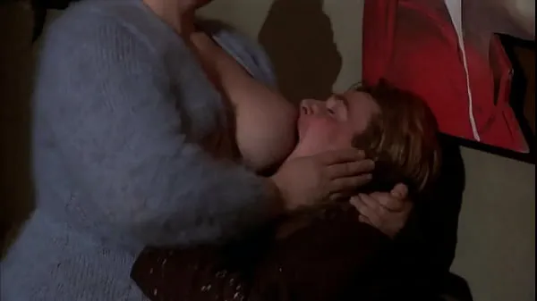 MILF aux gros seins se fait sucer les seins par un garçon jeune gars nouveaux films en HD