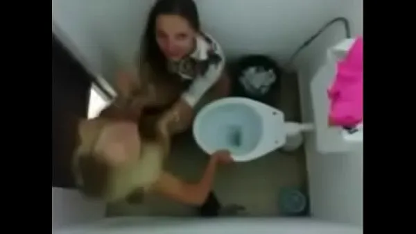 HD The video of the playing in the bathroom fell on the Net أفلام جديدة