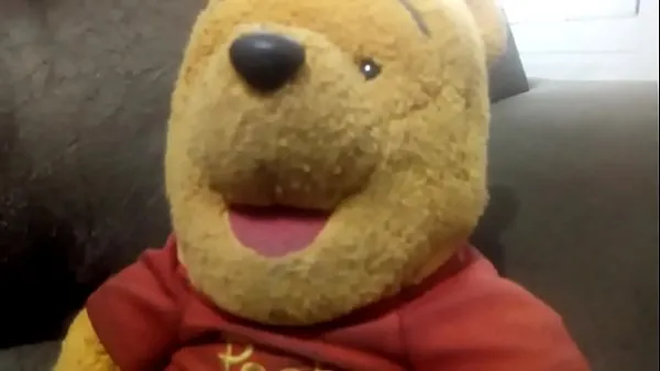 高清tiger fucking pooh teddy bear on the couch of his house with lots of delicious porno love新电影