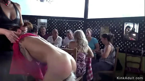 HD Euro morena folla en la terraza de un restaurante público lleno de gente películas nuevas