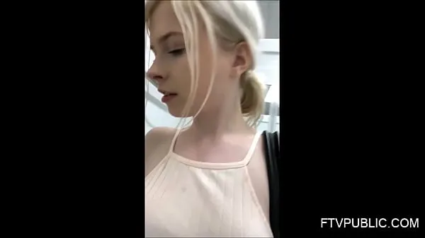 Une jeune fille se masturbe dans un vestiaire public nouveaux films en HD