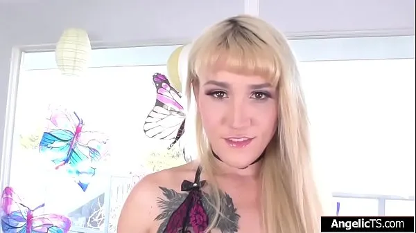 HD La nena trans rubia Lena Kelly se masturba la polla de su transexual para ponerse súper cachonda con su consolador grande y duro. Se lo mete por el culo y masturba su polla dura como una roca. Prueba el consolador directamente por el culo. Es hora de term películas nuevas