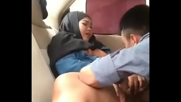 HD Hijab girl in car with boyfriend nye filmer