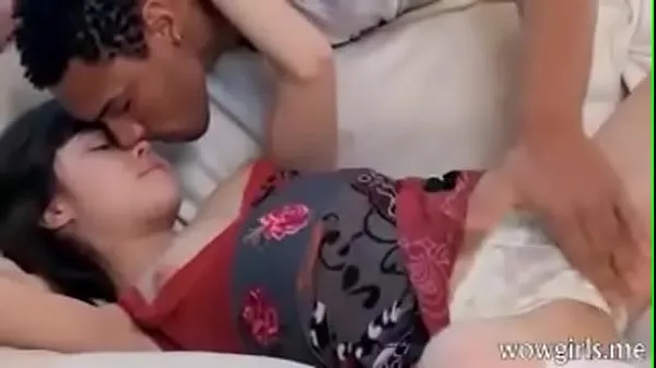 Jeune fille donnant au gars noir nouveaux films en HD