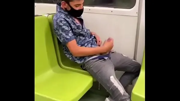 Homme masqué se branlant dans le métro nouveaux films en HD