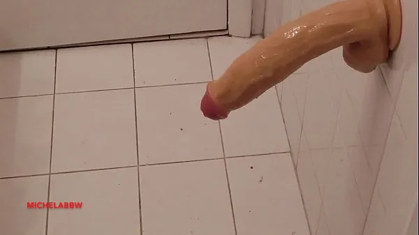 BAIN DE MASTURBATION AVEC UNE GROSSE BITE nouveaux films en HD