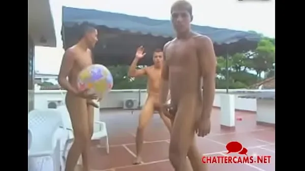 HD Tres brasileños gay juegan voleibol desnudo en la azotea películas nuevas