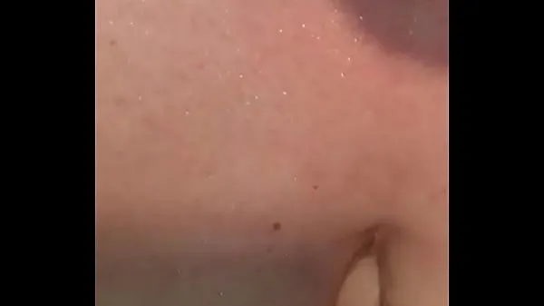 POV: MILF aux gros seins donne une branlette à son mari sous la douche nouveaux films en HD