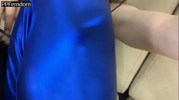 HD Inicio Dominación femenina con la pequeña diosa pelirroja Kira en pantalones de yoga azules y su esclava oral de por vida películas nuevas