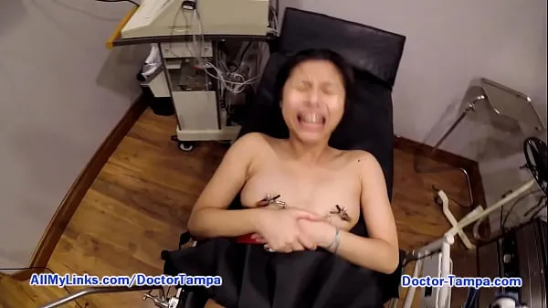 HD Conviértete en Doctor Tampa mientras la malcriada asiática Raya Nguyen irrumpe en la casa equivocada, es noqueada por el doctor y termina haciendo su primera porno - EXCLUSIVAMENTE películas nuevas