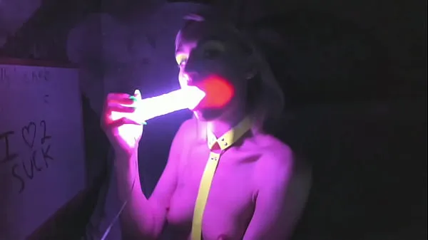 HD kelly copperfield deepthroats LED glowing dildo on webcam 새 영화