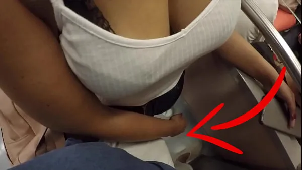 Une MILF blonde inconnue aux gros seins a commencé à toucher ma bite dans le métro! Cela s'appelle le sexe vêtu nouveaux films en HD