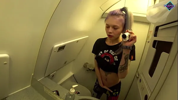 HD Heiße Schlampe wurde im Flugzeug geil und masturbiert in der Toilette. Karneli Bandineue Filme