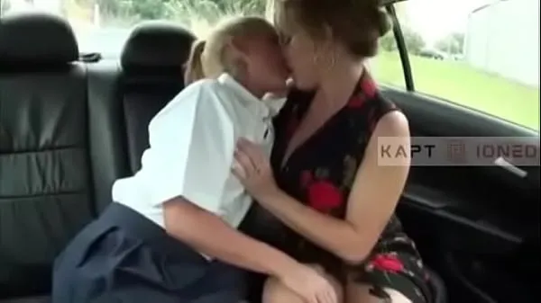 HD Mamá recoge a su a del instituto, hablan de su novio y ella termina enseñándole a besar películas nuevas