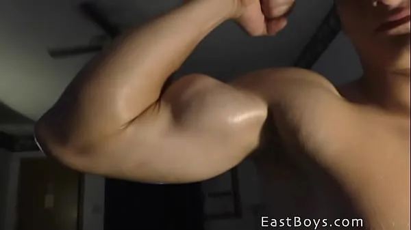 HD Considered by some to be the best muscle boy we have, the ones which are into muscle worship should enjoy this awesome video, in which you can explore every inch of Dylan's upper body. Helping hand is massaging Dylan's magnificent pecs, testing 새 영화