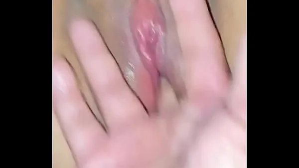 HD Chica de vagina rosa recién depilada se deja meter los dedos en la bañera Film baru