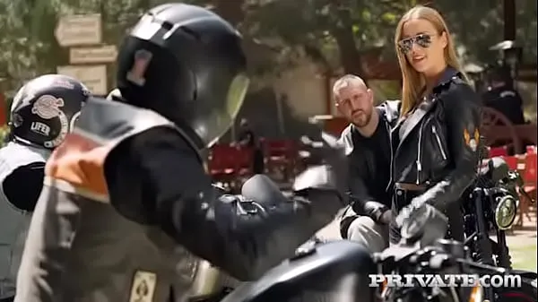 HD Alexis Crystal fickt auf dem Motorradneue Filme