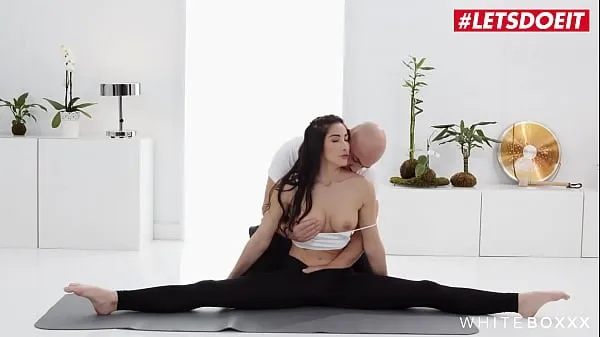 WHITEBOXXX - Clea Gaultier - Peitões Morena Instrutora de Yoga Hardcore Fodendo Com Um Enorme Galo Branco novos filmes em HD