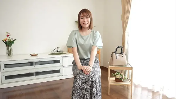 HD 西嶋陽菜さん33歳。専業主婦。結婚3年目。その凛と美しく精悍なビジュアルと、均整のとれた体からも窺えるように実は歴20年以上の空手有段者。心身練磨に打ち込んできた陽菜さんだが、空手家としての一面が女としての障害になることも多かったそうで、初体験は25歳と周囲よりも遅かった。今でもご主人を含め経験人数二人というのが誰にも言えないコンプレックスで今回の出演を決意 ภาพยนตร์ใหม่