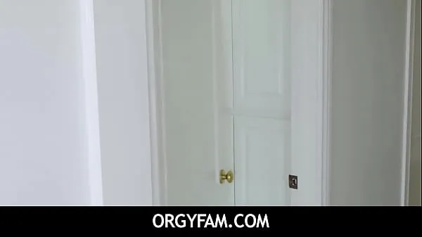 OrgyFam - Nikole Nash is really horny and joins stepbrother in the shower novos filmes em HD