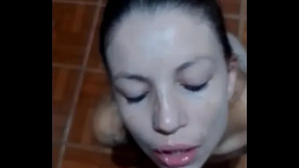 belle jeune fille blanche, fait une incroyable pipe faciale jusqu'à ce qu'elle se fasse éjaculer dans la bouche nouveaux films en HD