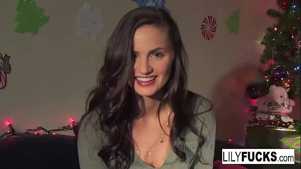 Lily nous raconte ses vœux de Noël excitants avant de se satisfaire dans les deux trous nouveaux films en HD