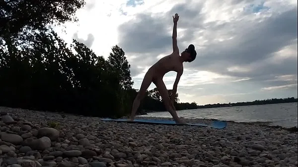 HD Un chico nudista delgado hace yoga desnudo en una playa naturista. Vídeo de yoga desnudo del modelo porno gay Jon Arteen películas nuevas