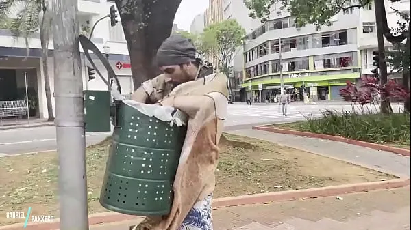 HD Ajudando o Morador de Rua Com Tesão de Comer um Cú أفلام جديدة