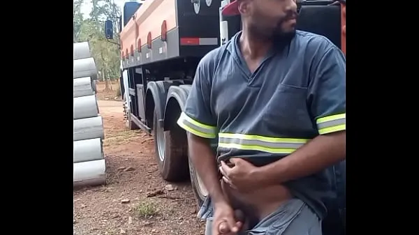 Worker Masturbating on Construction Site Hidden Behind the Company Truck novos filmes em HD
