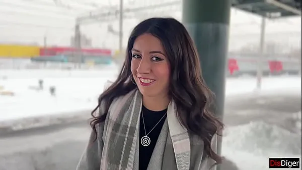 HD Public agent - Offered a girl from the station to undergo a casting right on a public train películas nuevas